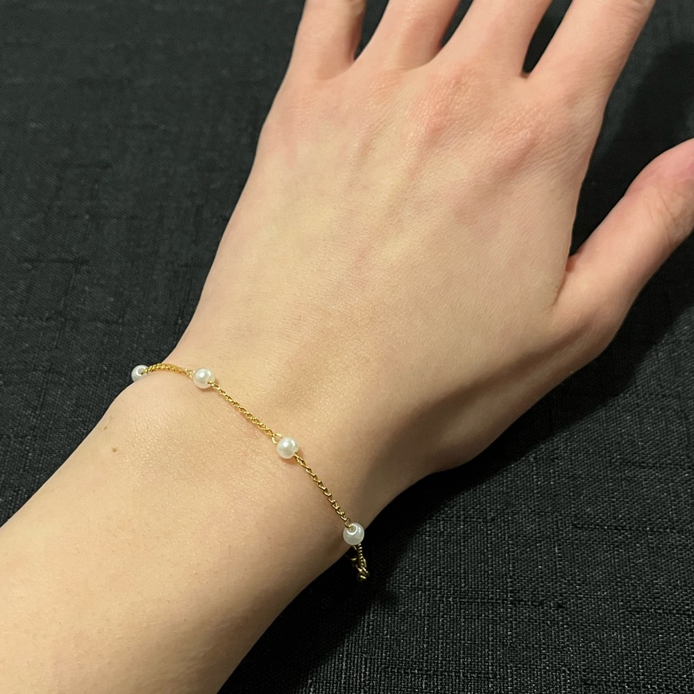 Thin dainty gold bracelet with little pearls